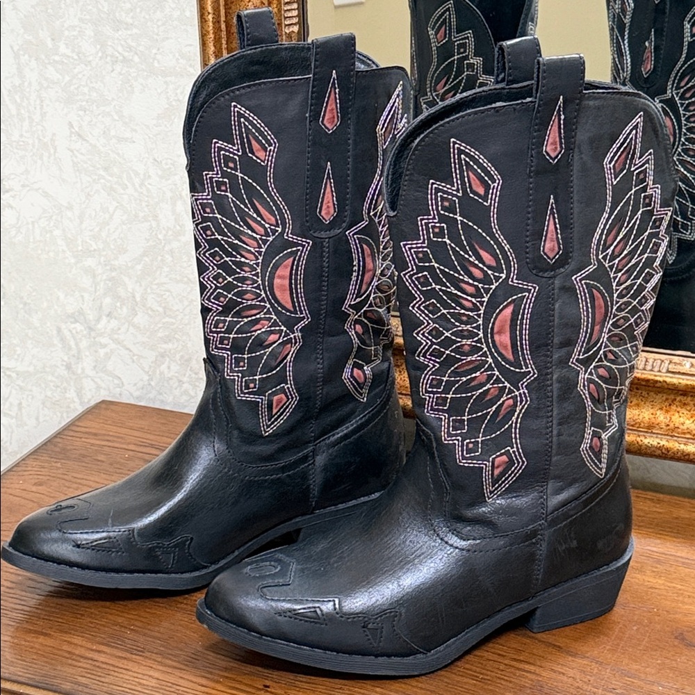 Coconuts by Matisse Bandera Black and brownish/red heeled Boots. Size 6 1/2.